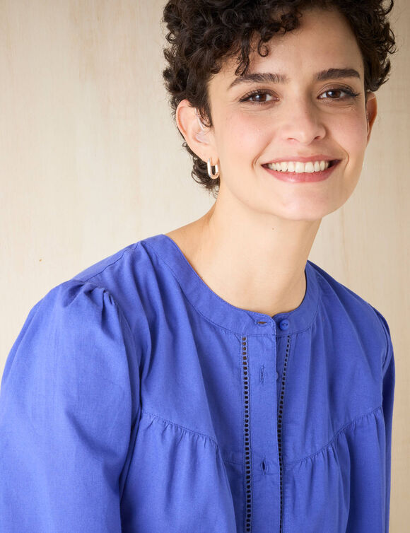 Chemisier col rond uni, détails jour échelle (bleu dur) Chemisier col rond uni, détails jour échelle (bleu dur)